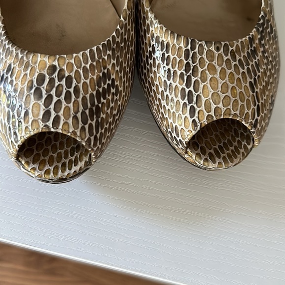 Stuart Weitzman Plainfield Pump - worn twice - Picture 6 of 11